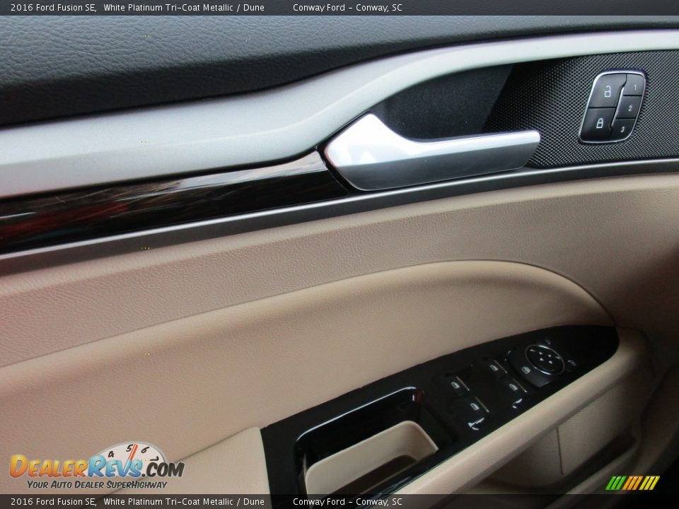2016 Ford Fusion SE White Platinum Tri-Coat Metallic / Dune Photo #32