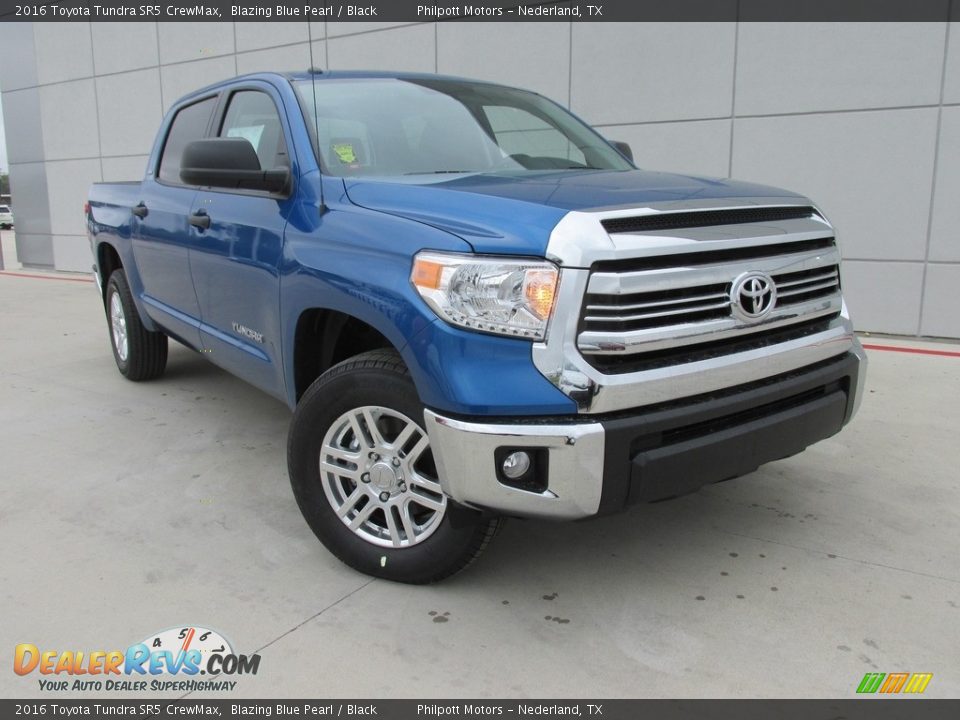 Front 3/4 View of 2016 Toyota Tundra SR5 CrewMax Photo #1