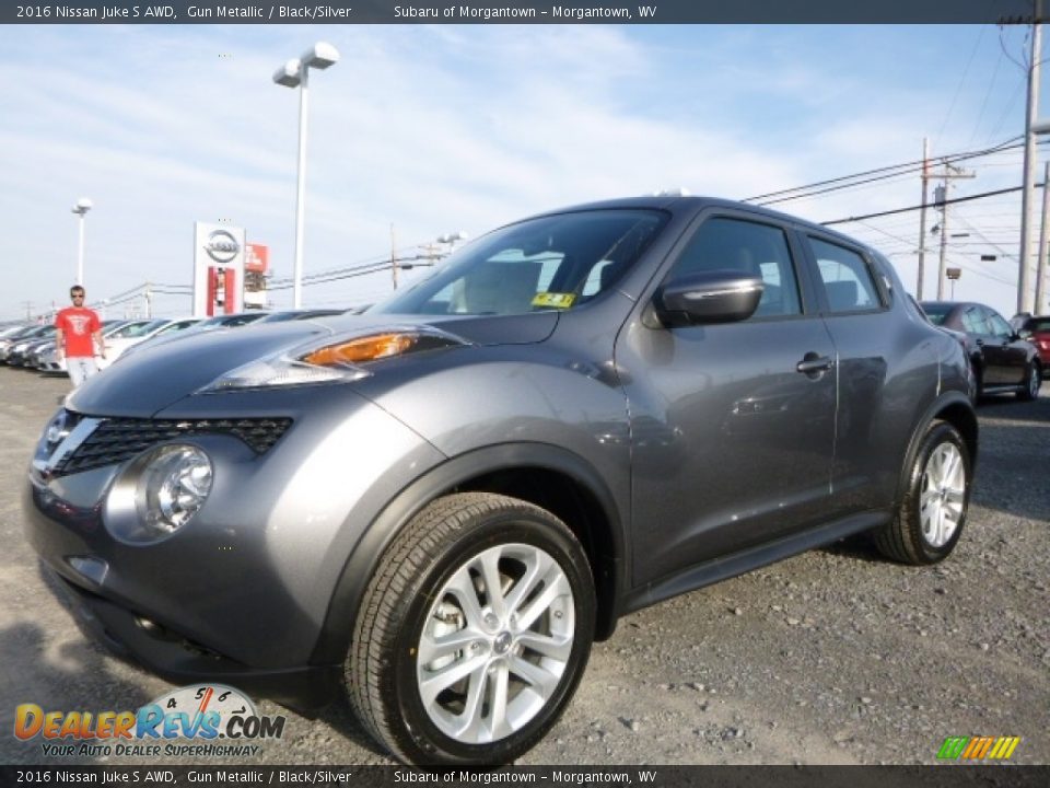 Front 3/4 View of 2016 Nissan Juke S AWD Photo #9