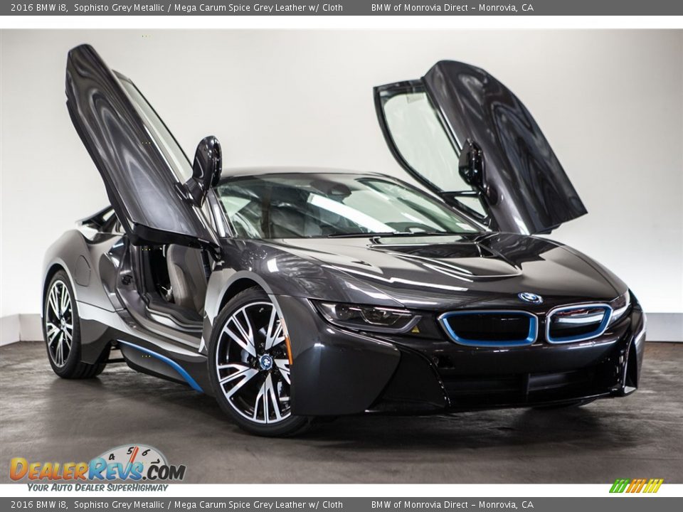 Front 3/4 View of 2016 BMW i8  Photo #3