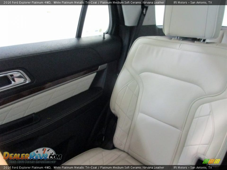 2016 Ford Explorer Platinum 4WD White Platinum Metallic Tri-Coat / Platinum Medium Soft Ceramic Nirvana Leather Photo #17
