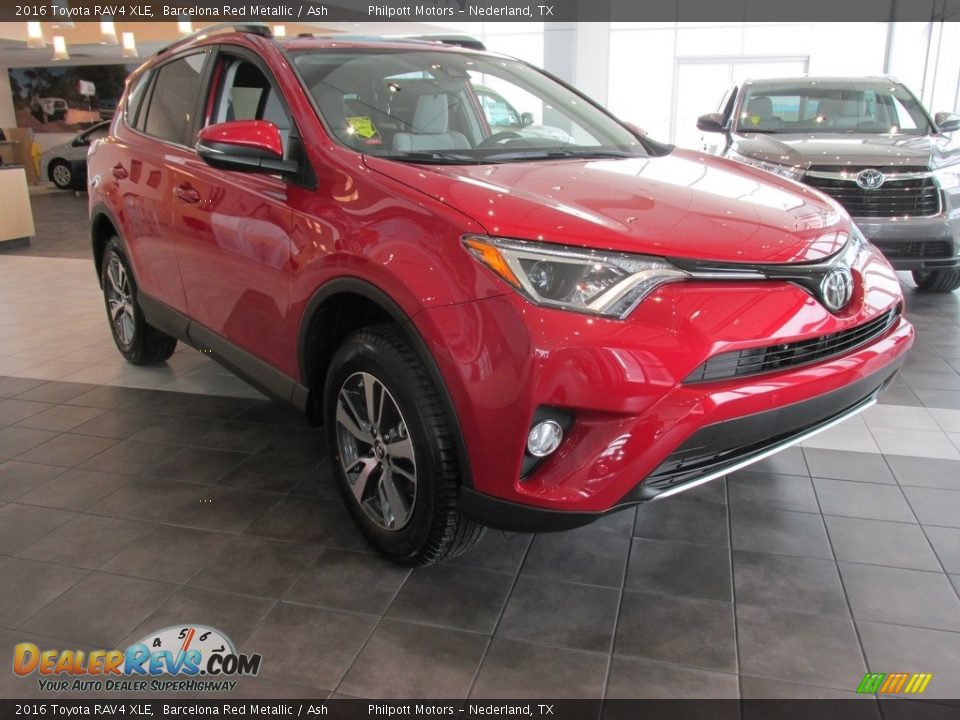 Front 3/4 View of 2016 Toyota RAV4 XLE Photo #1