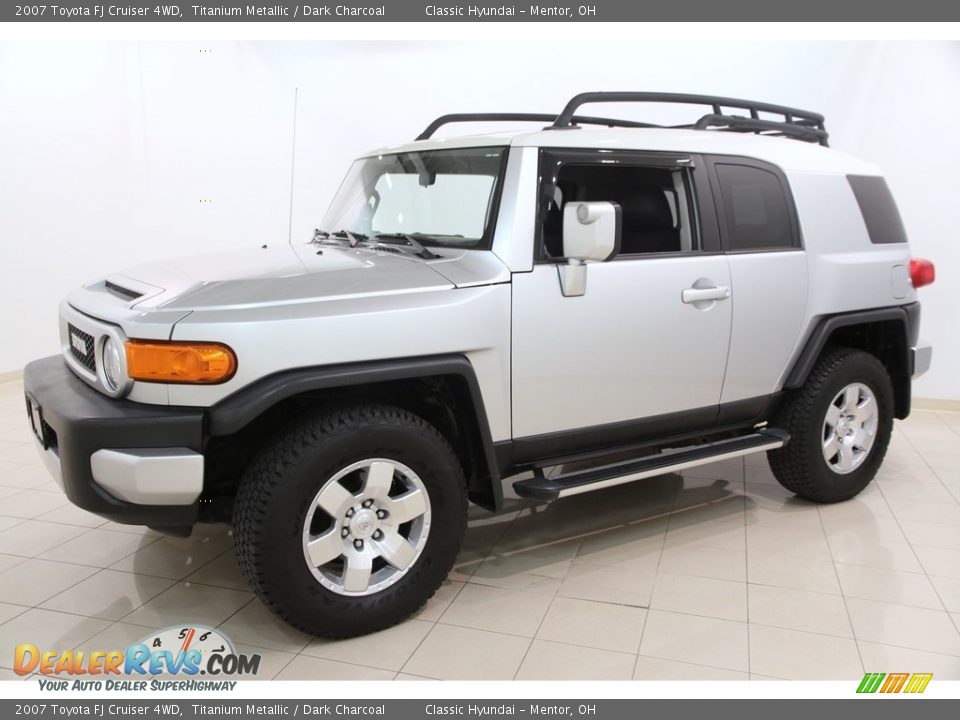 Front 3/4 View of 2007 Toyota FJ Cruiser 4WD Photo #3