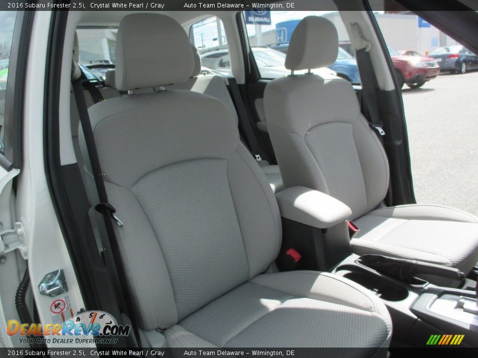 2016 Subaru Forester 2.5i Crystal White Pearl / Gray Photo #30