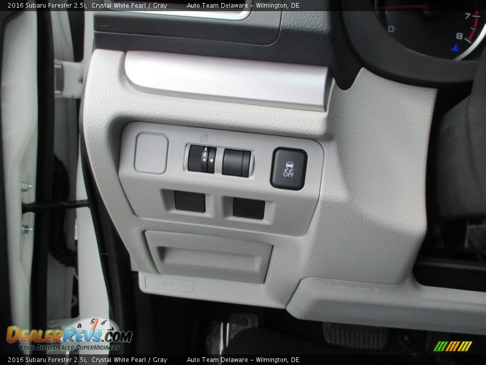 2016 Subaru Forester 2.5i Crystal White Pearl / Gray Photo #32