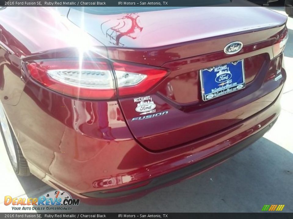 2016 Ford Fusion SE Ruby Red Metallic / Charcoal Black Photo #9