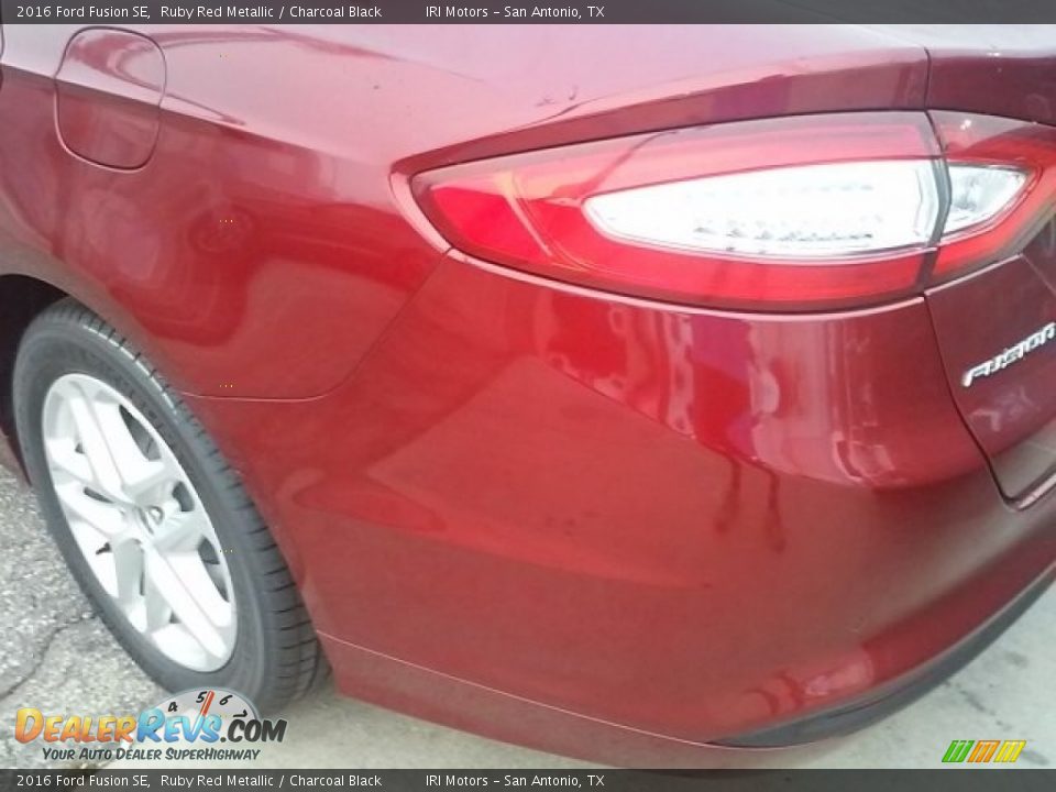 2016 Ford Fusion SE Ruby Red Metallic / Charcoal Black Photo #28