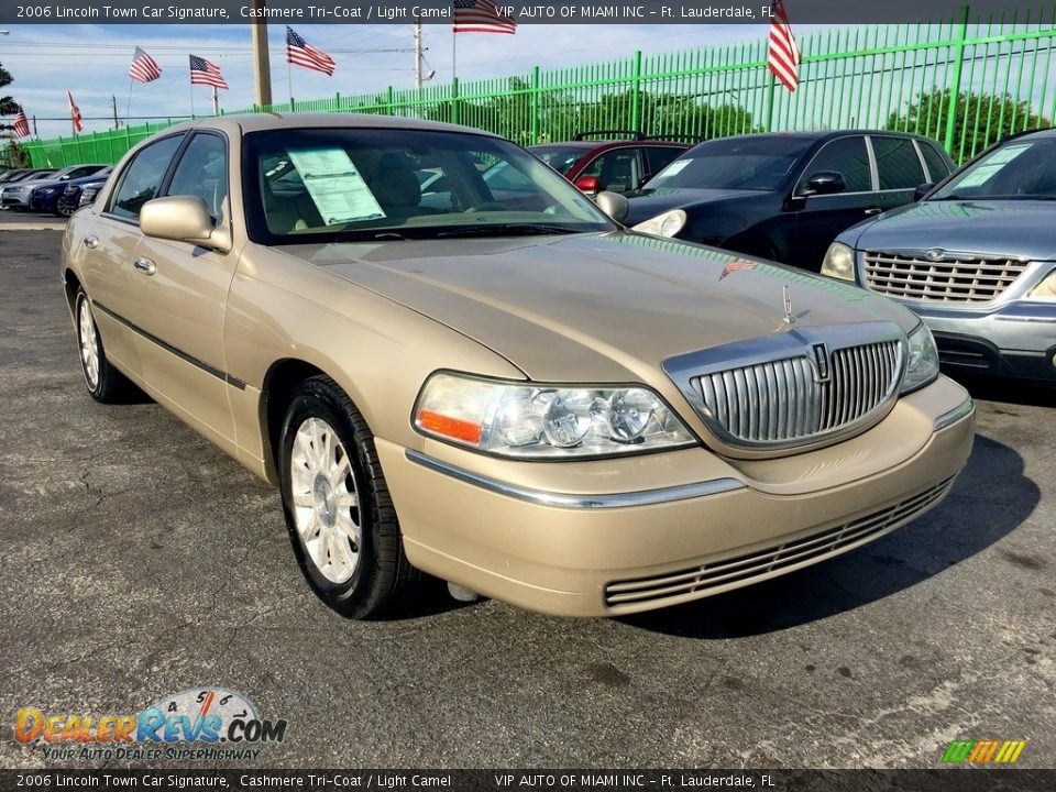 2006 Lincoln Town Car Signature Cashmere Tri-Coat / Light Camel Photo #4