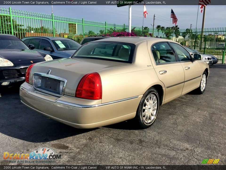 2006 Lincoln Town Car Signature Cashmere Tri-Coat / Light Camel Photo #8
