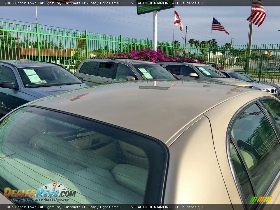 2006 Lincoln Town Car Signature Cashmere Tri-Coat / Light Camel Photo #12