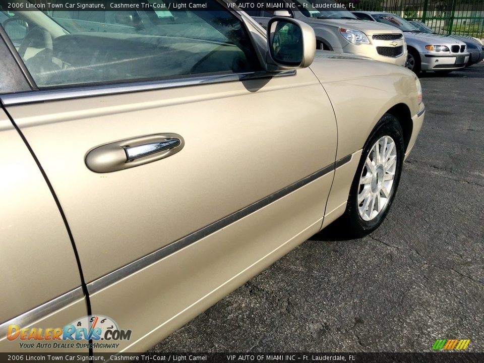 2006 Lincoln Town Car Signature Cashmere Tri-Coat / Light Camel Photo #13