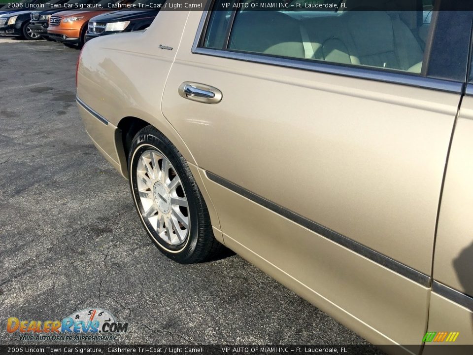 2006 Lincoln Town Car Signature Cashmere Tri-Coat / Light Camel Photo #14