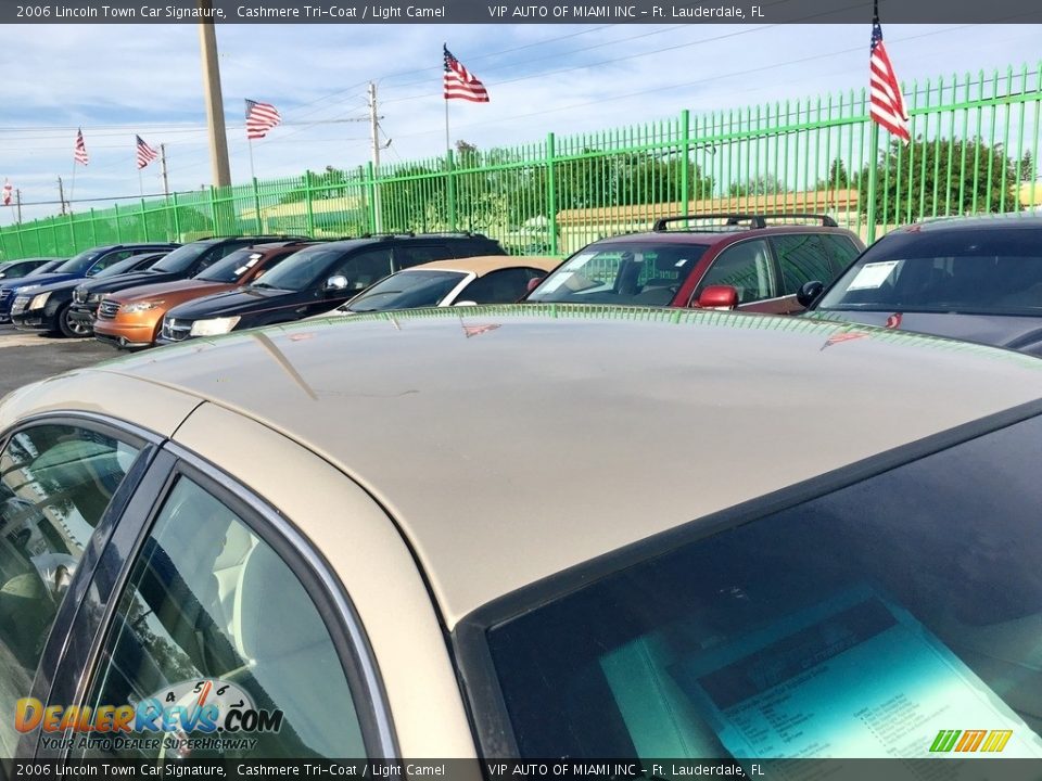 2006 Lincoln Town Car Signature Cashmere Tri-Coat / Light Camel Photo #15