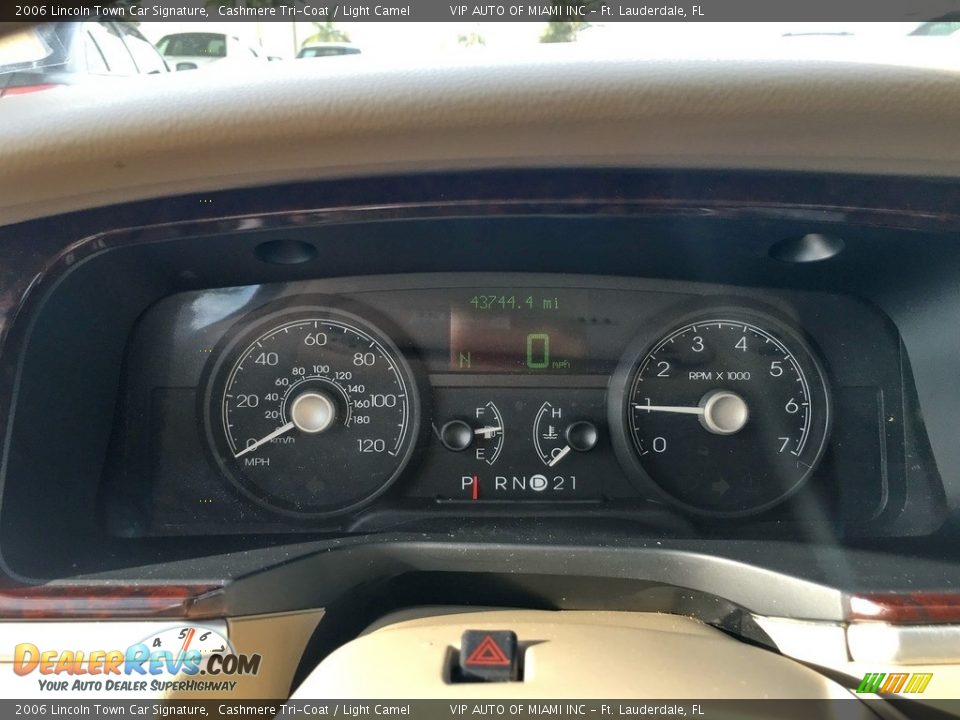 2006 Lincoln Town Car Signature Cashmere Tri-Coat / Light Camel Photo #16