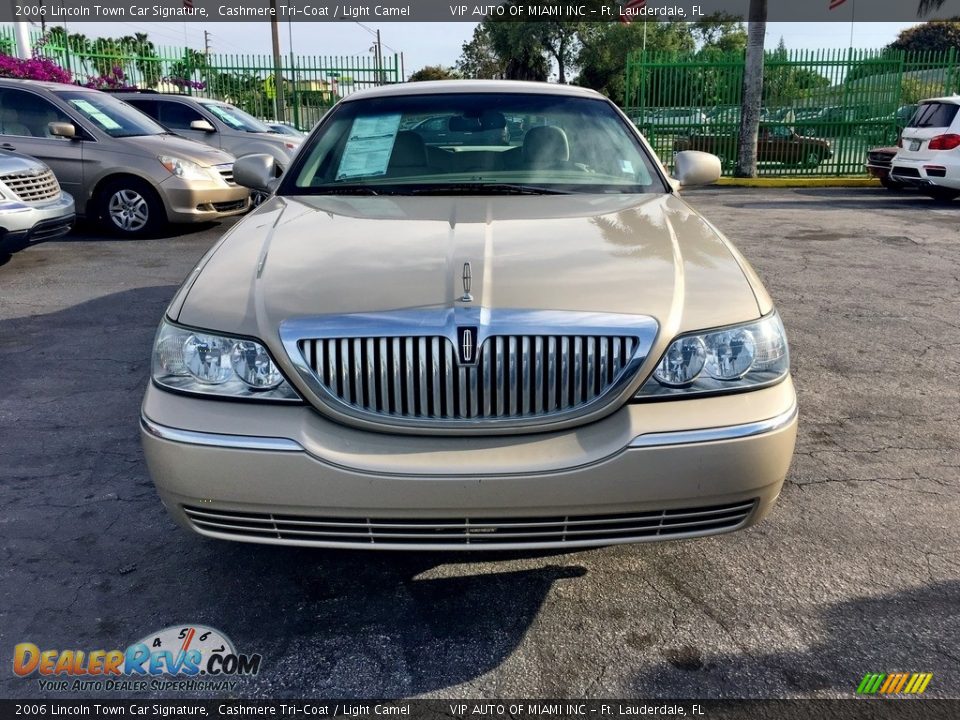 2006 Lincoln Town Car Signature Cashmere Tri-Coat / Light Camel Photo #17