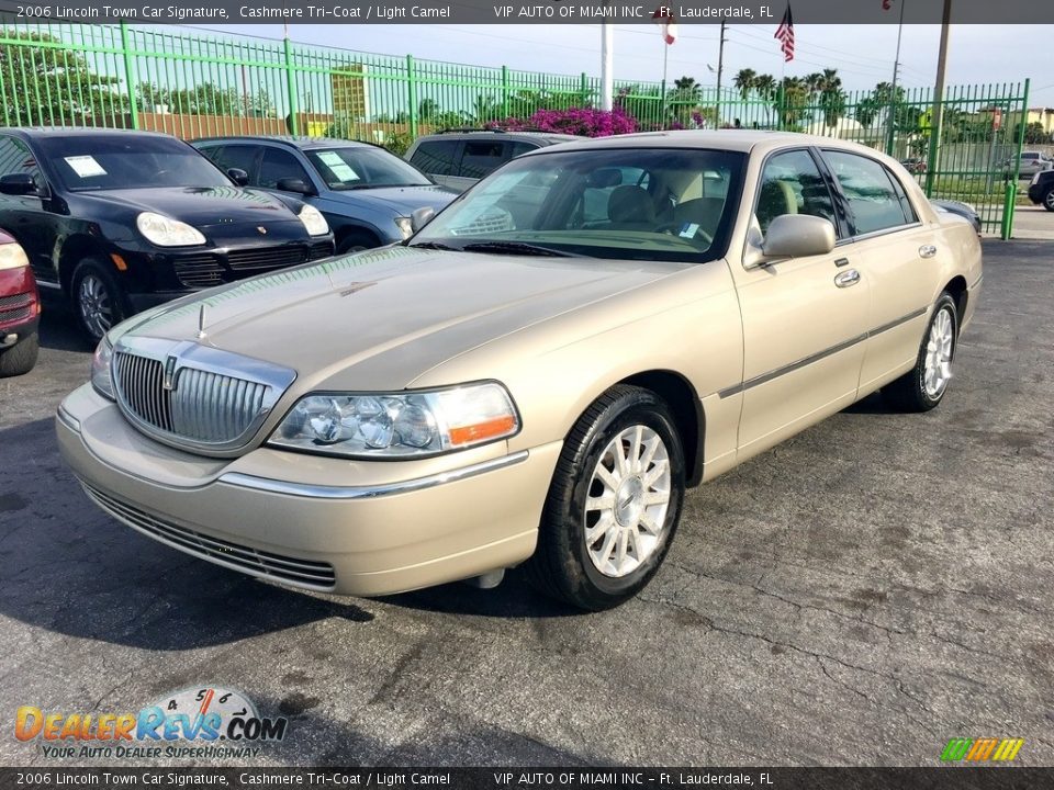 2006 Lincoln Town Car Signature Cashmere Tri-Coat / Light Camel Photo #18