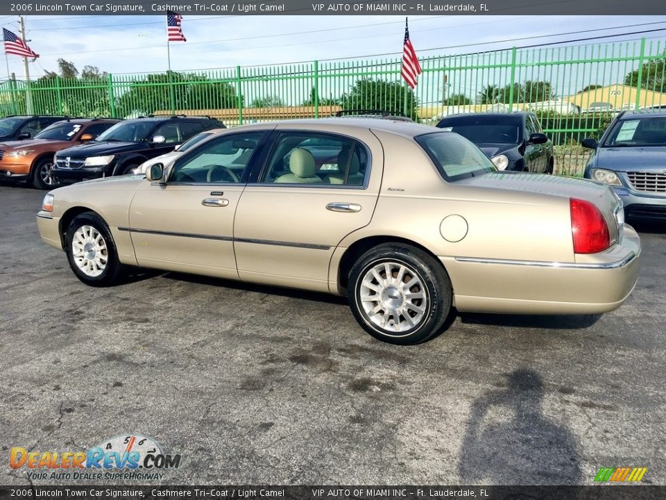 2006 Lincoln Town Car Signature Cashmere Tri-Coat / Light Camel Photo #21
