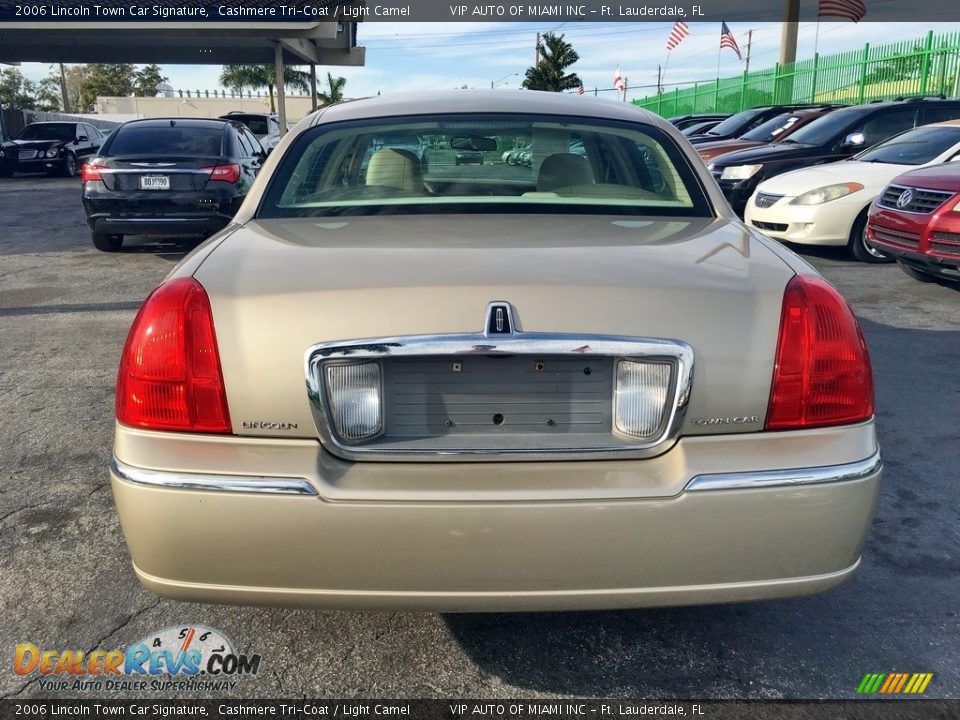 2006 Lincoln Town Car Signature Cashmere Tri-Coat / Light Camel Photo #24