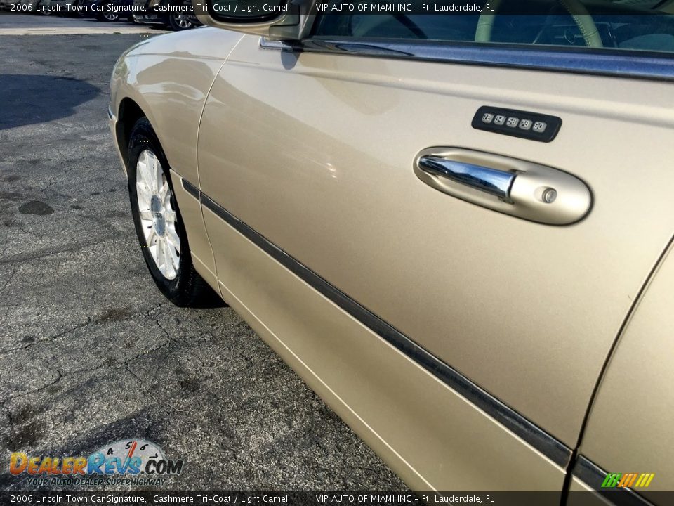2006 Lincoln Town Car Signature Cashmere Tri-Coat / Light Camel Photo #26