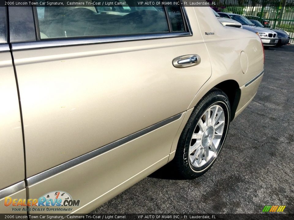 2006 Lincoln Town Car Signature Cashmere Tri-Coat / Light Camel Photo #27