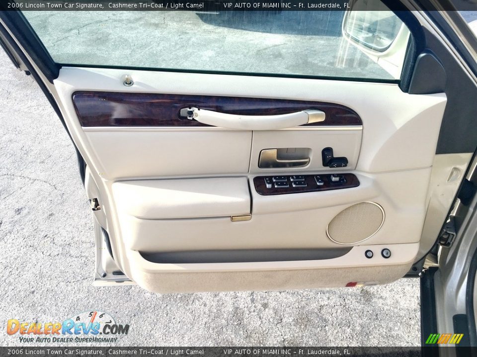 2006 Lincoln Town Car Signature Cashmere Tri-Coat / Light Camel Photo #28