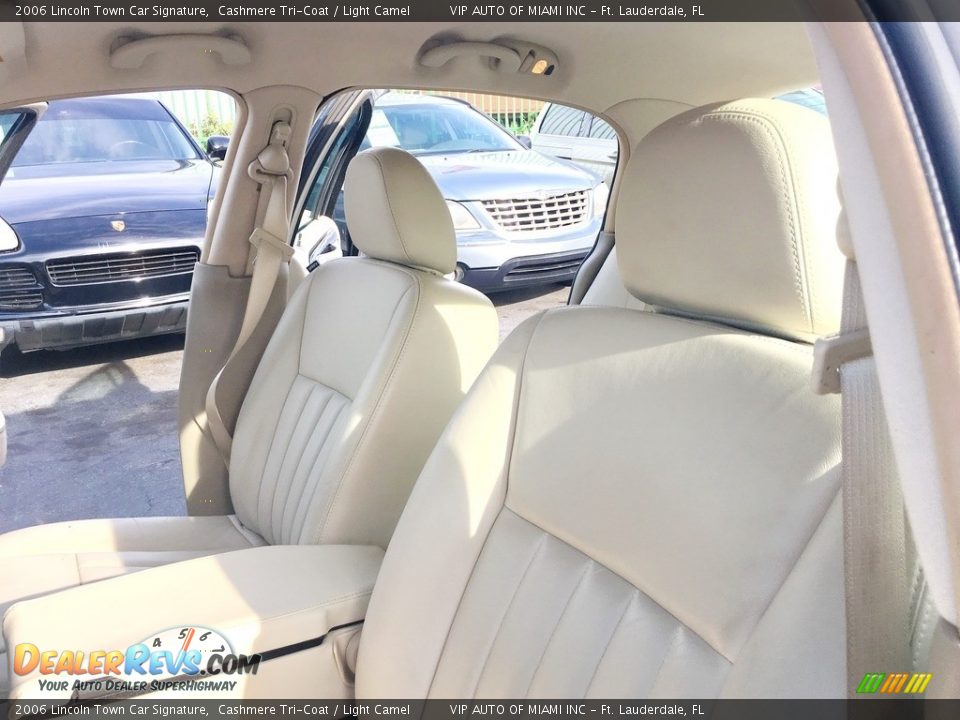 2006 Lincoln Town Car Signature Cashmere Tri-Coat / Light Camel Photo #31