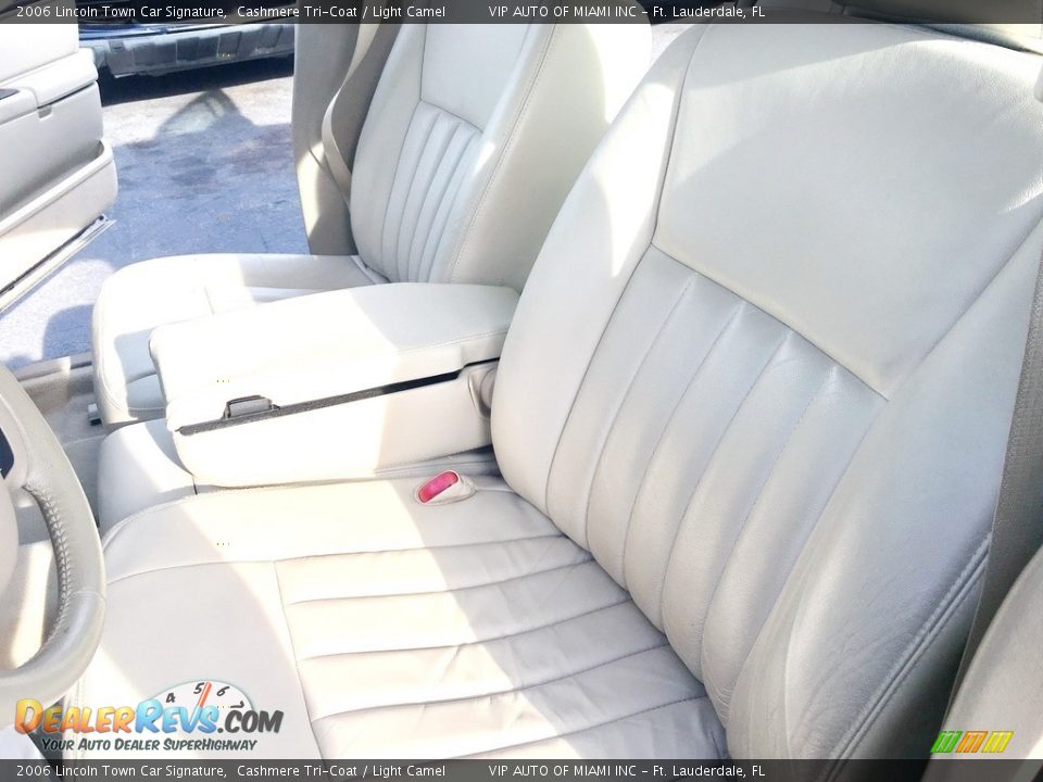 2006 Lincoln Town Car Signature Cashmere Tri-Coat / Light Camel Photo #32