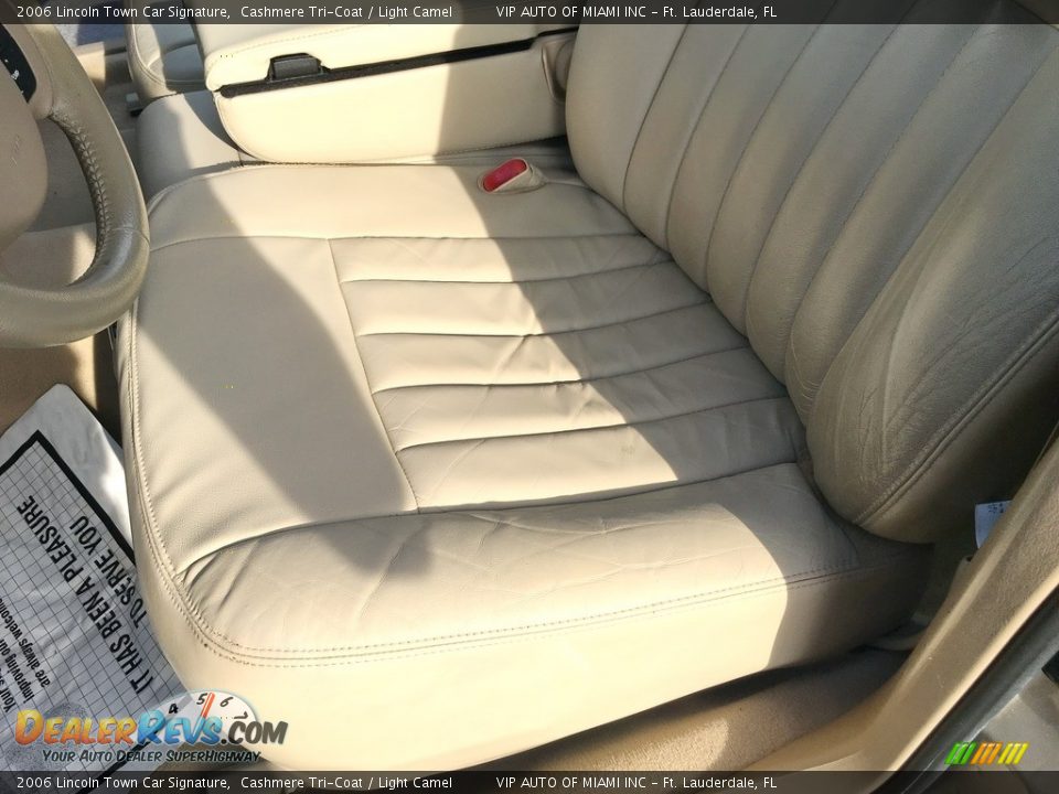 2006 Lincoln Town Car Signature Cashmere Tri-Coat / Light Camel Photo #33