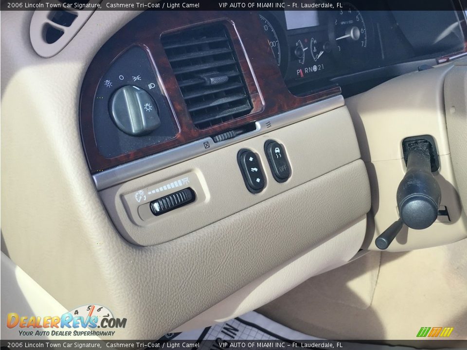2006 Lincoln Town Car Signature Cashmere Tri-Coat / Light Camel Photo #35