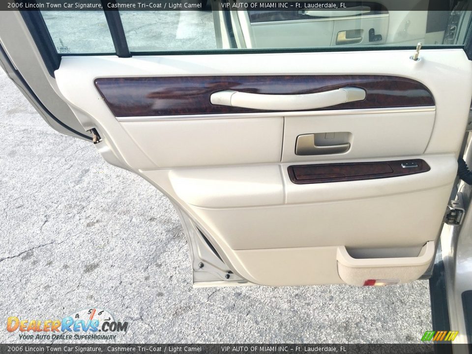2006 Lincoln Town Car Signature Cashmere Tri-Coat / Light Camel Photo #36