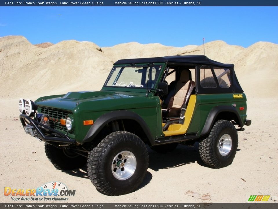 Front 3/4 View of 1971 Ford Bronco Sport Wagon Photo #1