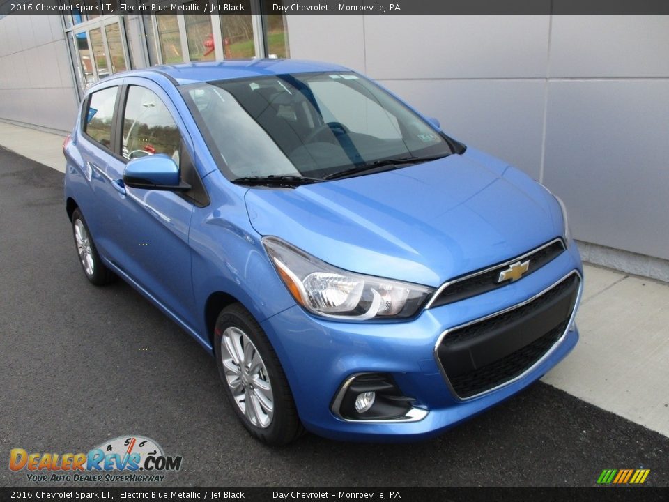 Front 3/4 View of 2016 Chevrolet Spark LT Photo #10
