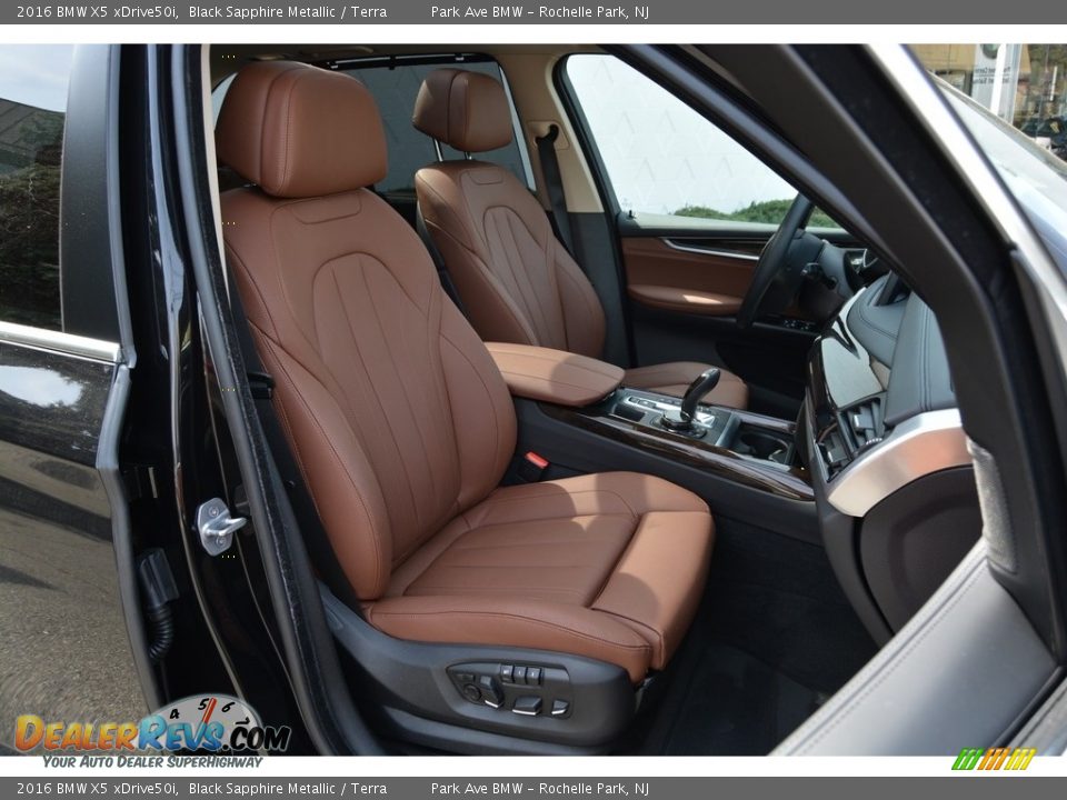 Front Seat of 2016 BMW X5 xDrive50i Photo #31