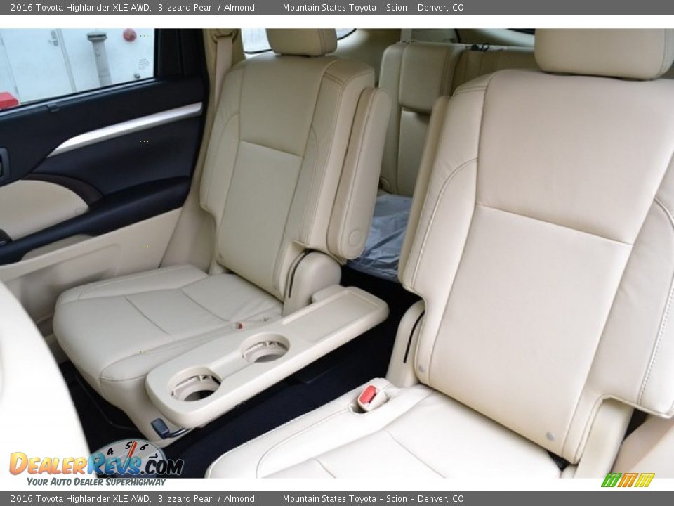 Rear Seat of 2016 Toyota Highlander XLE AWD Photo #7