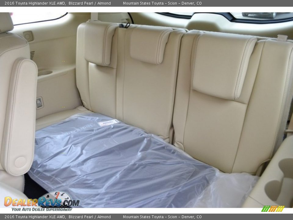Rear Seat of 2016 Toyota Highlander XLE AWD Photo #8