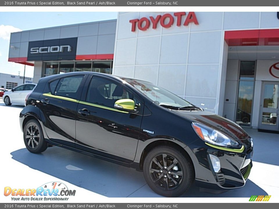 Front 3/4 View of 2016 Toyota Prius c Special Edition Photo #1