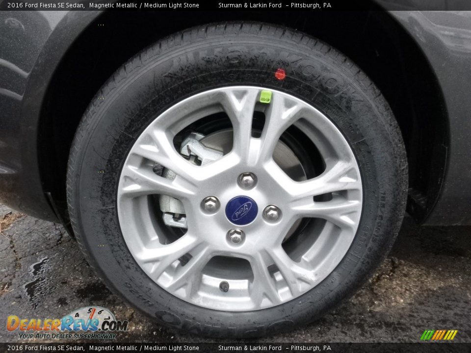 2016 Ford Fiesta SE Sedan Magnetic Metallic / Medium Light Stone Photo #6