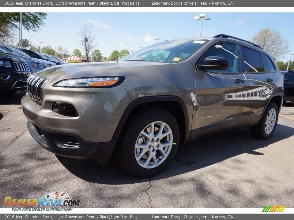 Front 3/4 View of 2016 Jeep Cherokee Sport Photo #1