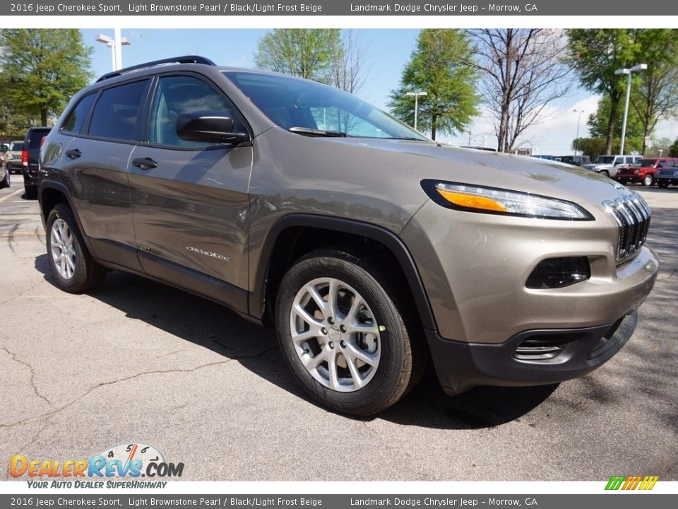 Front 3/4 View of 2016 Jeep Cherokee Sport Photo #4