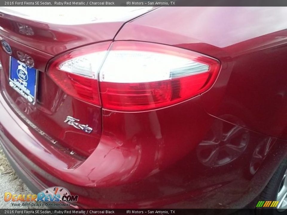 2016 Ford Fiesta SE Sedan Ruby Red Metallic / Charcoal Black Photo #21