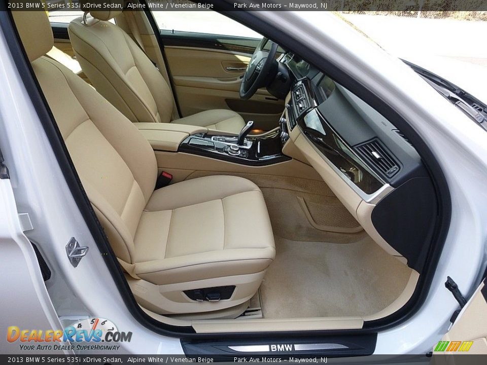 2013 BMW 5 Series 535i xDrive Sedan Alpine White / Venetian Beige Photo #17