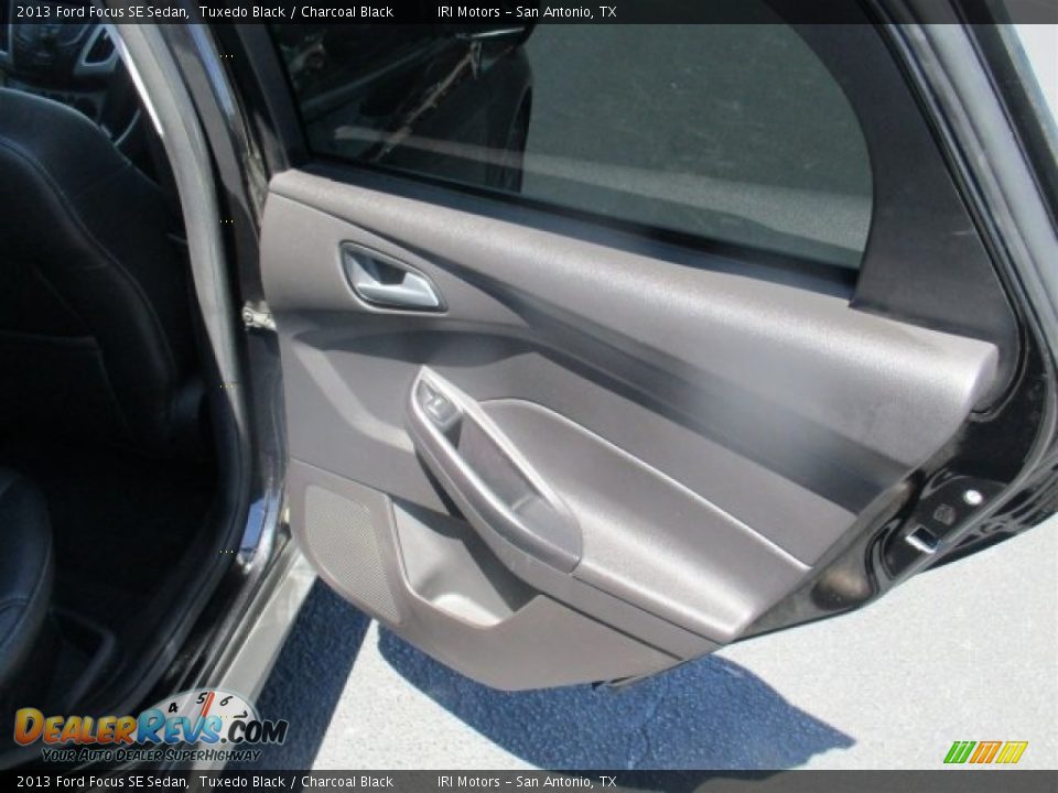 2013 Ford Focus SE Sedan Tuxedo Black / Charcoal Black Photo #13