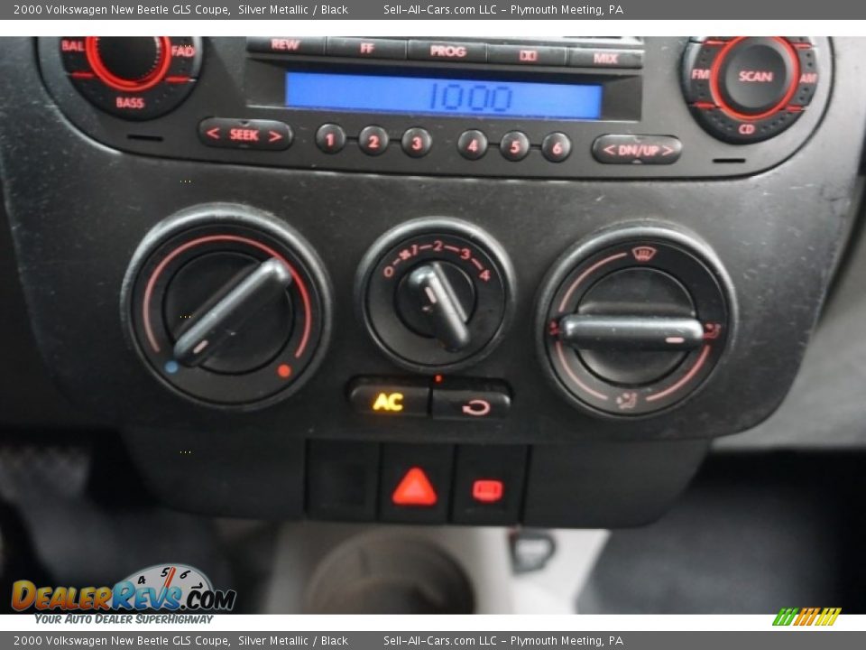 2000 Volkswagen New Beetle GLS Coupe Silver Metallic / Black Photo #33