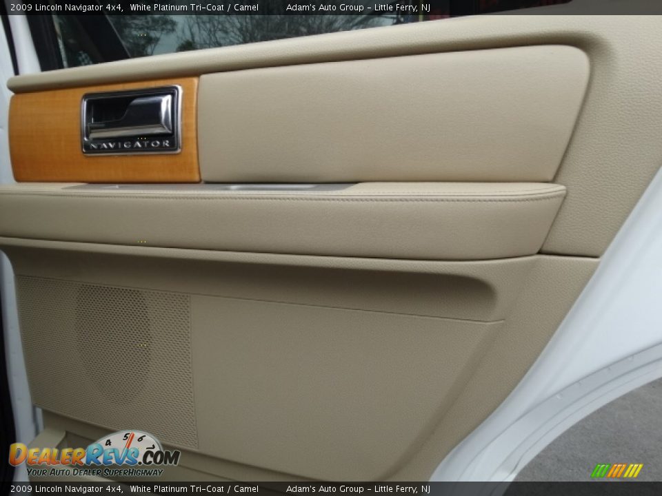 2009 Lincoln Navigator 4x4 White Platinum Tri-Coat / Camel Photo #17