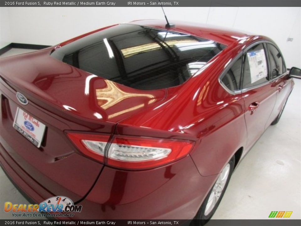 2016 Ford Fusion S Ruby Red Metallic / Medium Earth Gray Photo #10