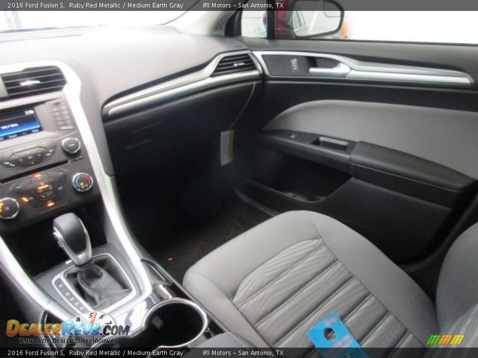 2016 Ford Fusion S Ruby Red Metallic / Medium Earth Gray Photo #15