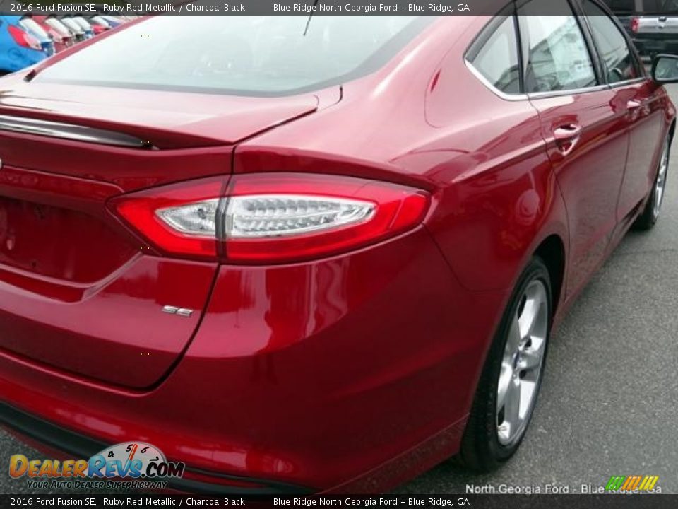 2016 Ford Fusion SE Ruby Red Metallic / Charcoal Black Photo #35