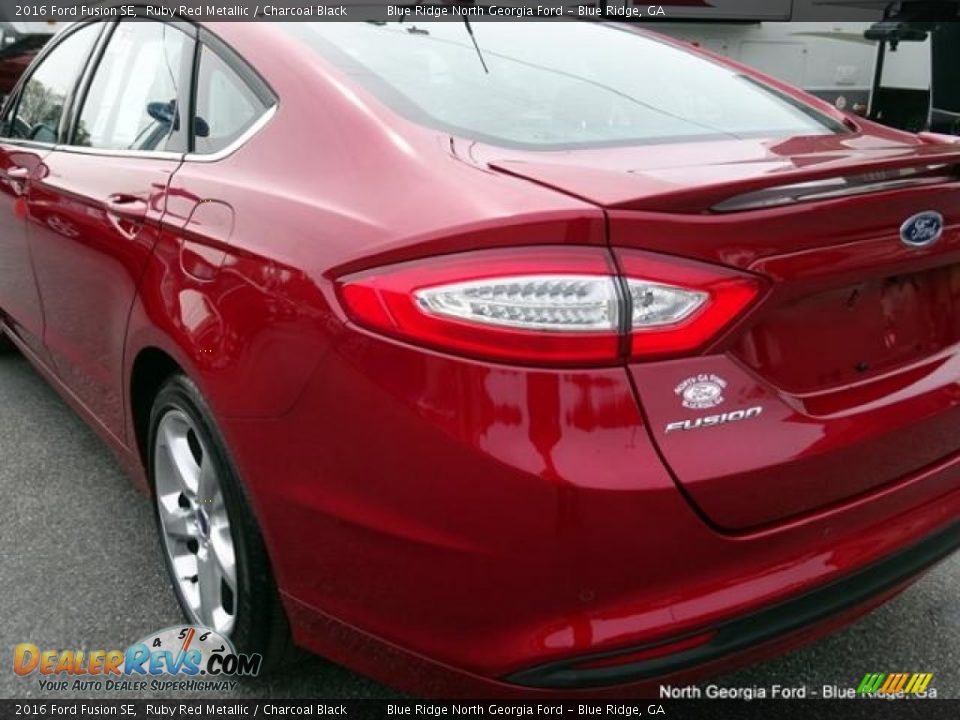 2016 Ford Fusion SE Ruby Red Metallic / Charcoal Black Photo #36