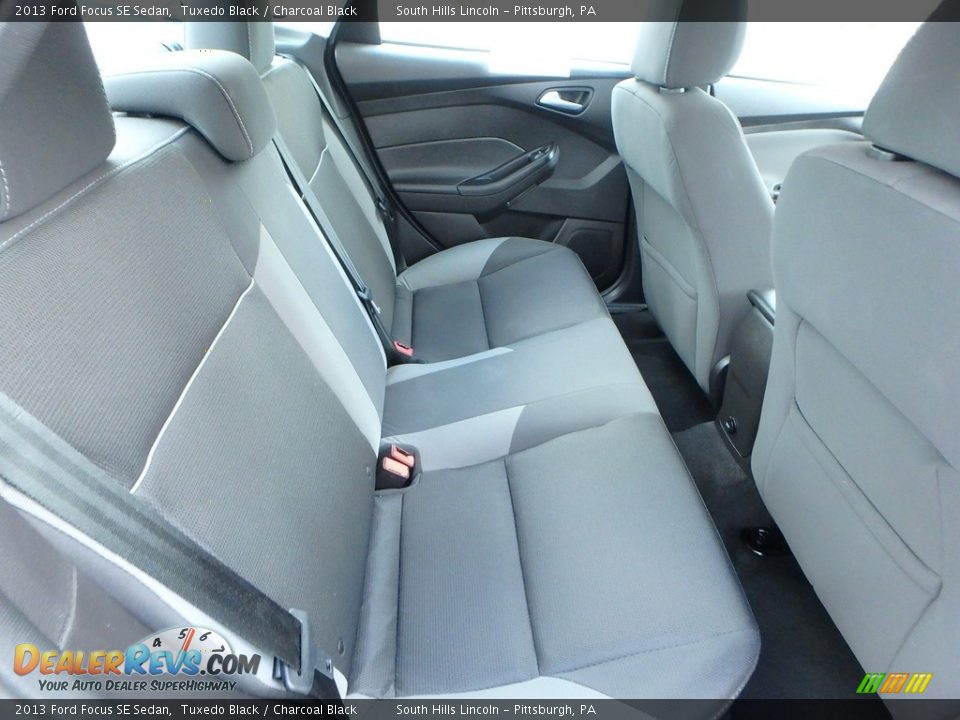 2013 Ford Focus SE Sedan Tuxedo Black / Charcoal Black Photo #13
