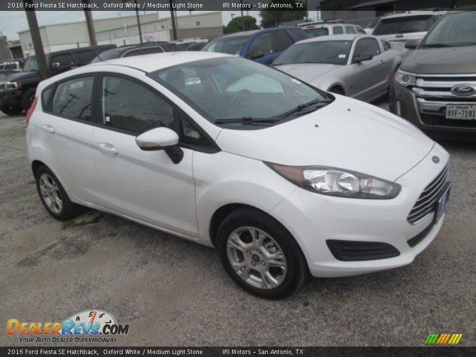 Front 3/4 View of 2016 Ford Fiesta SE Hatchback Photo #2